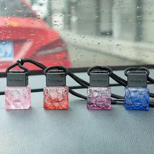 F nouveau 2023 mode 8ml forme carrée voiture suspendu vide bouteille de parfum diffuseur de voiture bouteille en verre bouteille de parfum de voiture avec bouchon en métal