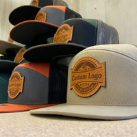 Gorra Deportiva Trucker Personalizada con Parche de Cuero con Logotipo, Unisex, Lisa, de Dos Tonos, Modelo Ri 168, 7 Paneles, Visera Plana, Cierre a Presión