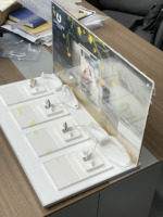 Support d'affichage personnalisé en métal transparent de 3 mm d'épaisseur pour appareils mobiles, facile à assembler, idéal pour les présentoirs de comptoir de magasin de téléphonie mobile et la présentation de marques.