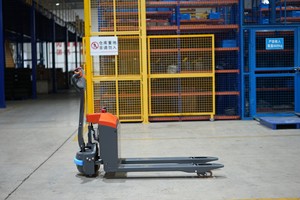 รถยกพาเลทไฟฟ้า 2000 กก. แบตเตอรี่ตะกั่ว-กรด 48V ยางตัน สำหรับใช้งานภายในอาคาร โรงงานผลิต - Product Image 3