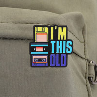 Pin de esmalte retro personalizado con diseño de disco flexible, casete y VHS, insignia metálica estilo años 90, regalo de joyería con nostalgia.