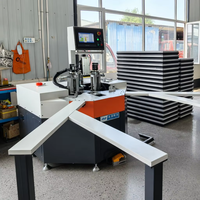 Machinerie pour la fabrication de portes et fenêtres, machine à sertir les angles CNC 9 axes pour profilés aluminium