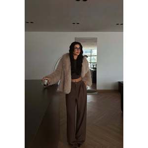 Trench réversible en fourrure Rufina beige, imperméable, en laine, avec tissu tissé teint, doté d'un matériau durable et élégant - Product Image 4