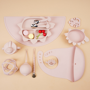 Juego de Alimentación <span class=keywords><strong>para</strong></span> Bebés de Silicona de Grado Alimenticio, 7 Piezas, con Babero, Mantel Individual, Tazón, Tenedor, Cuchara y Vaso Antiderrames, Vajilla Infantil Personalizada - Product Image 1