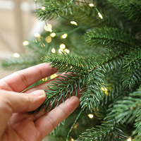 USCHOOL Luxuriöser Vollkunststoff-Weihnachtsbaum mit großen Blättern, freistehend, 40 warmweiße, verdichtete, leuchtende Fünfzweig-Ornamente für
