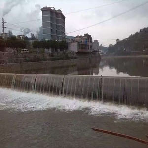 Hochleistungs-aufblasbarer Gummi-Wehr damm, effiziente Hochwassers chutz barriere für Wasserschutz projekte - Product Image 2