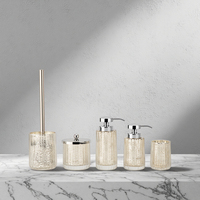 Nouveau design de luxe Ensemble de salle de bain 6 pièces en verre écologique avec distributeur de savon à rayures verticales côtelées de forme ronde et brosse de toilette