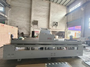 Machine de chantournage automatique certifiée CE pour cadres de portes robustes avec rainurage intégré et scellement des bords en PUR - Product Image 6