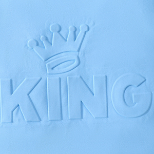 ชุดสองชิ้นสำหรับเด็กผู้ชาย เสื้อแขนสั้นลำลองพร้อมตัวอักษรนูนและกางเกงขาสั้นลายพรางสำหรับเด็ก - Product Image 4