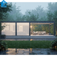 Pergola en aluminium Sweet Home avec murs coulissants en verre, toit rétractable motorisé à lames orientables, auvent imperméable pour patio