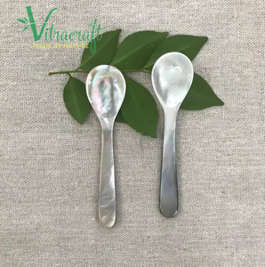 La cuillère à Caviar noire naturelle en nacre est un moyen de déguster du Caviar à la saveur la plus pleine cuillères à Caviar vietnamien faites à la main taille 8cm - Product Image 4