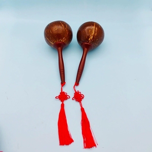 มาราคัสเปลือกมะพร้าวสีแดงเข้มเคลือบเงาพร้อมพู่ห้อยแบบจีน ด้ามไม้ ขายส่ง - Product Image 3