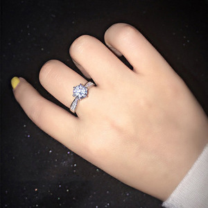 Anello Nuziale Classico a Sei Punte per Donne, Gioiello Elegante e Scintillante per il Dito - Product Image 2