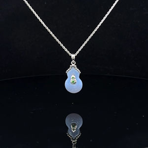 Pendentif en pierre naturelle tendance Wu Lou (protection de la bonne fortune) en calcédoine tsavorite, fabriqué en Chine - Product Image 1