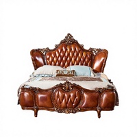 Lit à baldaquin de style victorien de luxe avec tête de lit capitonnée en cuir marron et sculptures en bois