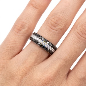 Bague pavée de diamants noirs et blancs en or blanc 18 carats, sertie sur trois rangées, bijoux fins personnalisés de qualité supérieure, cadeau d'anniversaire d'usine - Product Image 4