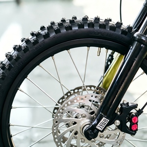 Motocicleta Todoterreno R1 72V de Alta Velocidad con Motor Central sin Escobillas y Amortiguación Hidráulica para Todo Tipo de Terreno - Product Image 4