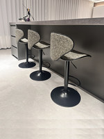 Chaise de bar pivotante réglable de luxe haut de gamme sans obstacle de style médiéval avec piédestal en métal pour salle à manger commerciale ou domestique