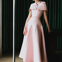 Robe de soirée plissée rose de haute qualité avec jupe ample et cape, style cintré à la taille