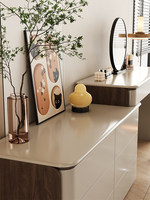 Coiffeuse intégrée avec rangement, style minimaliste italien, miroir éclairé écologique, design durable, simple et extensible pour le maquillage