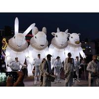 Énorme chèvre de marche gonflable, marionnette géante blanche gonflable avec lumières internes, marionnette gonflable pour festival de théâtre de rue