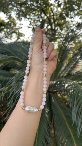 Kalung Choker Minimalis Vintage dengan Batu Alam Berwarna Pink dan Manik-manik, Dilengkapi Pengait Cincin O Berlapis Emas 18K untuk Wanita dan Pria - Product Image 5