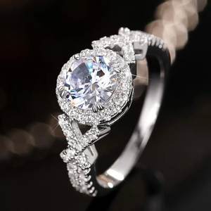 Anello di Fidanzamento Q525 per Donna in Oro Bianco con Diamante Taglio Brillante Rotondo Colore G Naturale Design Halo - Product Image 3