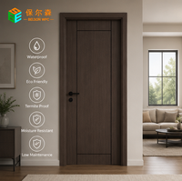 Porte intérieure en WPC stratifié PVC avec rainures sculptées et incrustation de ligne noire, finition lisse, étanche, grain personnalisé pour commande en gros