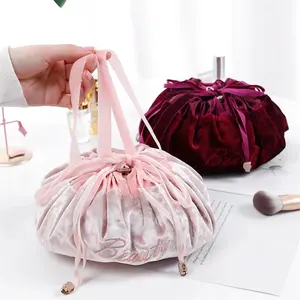 Großhandel Luxus-Tasche Benutzer definierte Stickerei Samt Make-up-Tasche Pink Traveller Toiletten artikel Frauen Plüsch Kordel zug Kosmetische Staubbeutel Tasche