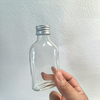 Botella plana de vidrio con logotipo personalizado de 200ml en forma de cilindro con tapa de rosca para envasar café frío o agua en estado vacío