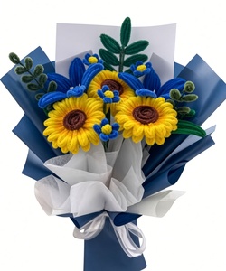 Bouquet de marguerites au crochet fait main, cadeau de remise de diplôme, fleurs blanches tricotées avec un centre jaune - Product Image 3