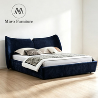 Lit moderne de luxe rembourré en tissu blanc, cadre de lit double avec tête de lit incurvée unique, meubles de chambre à coucher taille King Queen