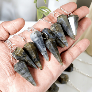 Venta al por mayor de péndulos generadores de energía Aura Feng Shui ecológicos tallados en labradorita y piedra lunar para uso europeo - Product Image 1
