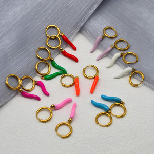 Boucles d'oreilles pour femmes personnalisées et personnalisables, style Instagram tendance et romantique, en acier inoxydable plaqué <span class=keywords><strong>or</strong></span> 18 carats, avec huile de gouttelettes - Product Image 3