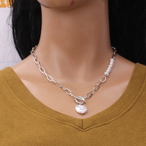 Collier chaîne vintage européen-américain en métal irrégulier avec boucle OT, perle blanche, chaîne de pull haut de gamme, alliage de zinc géométrique - Product Image 1