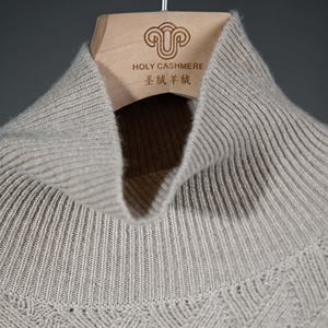 Pull en cachemire à col roulé texturé de qualité supérieure pour femme Design minimaliste à coupe ajustée pour l'hiver Merveille toutes saisons avec logo sur le devant - Product Image 5