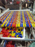 Manche de balai en bois coloré enduit, en gros, fabriqué en Chine, avec tube en PVC coloré, manche de balai en plastique du fabricant