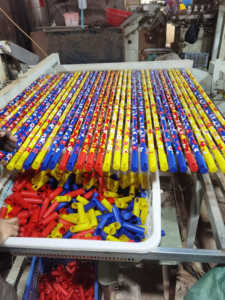 Venta al por mayor de palos de escoba de madera recubiertos de colores con diseño floral de China, tubo de PVC de colores de diferentes longitudes, mango de fregona de plástico del fabricante - Product Image 5