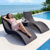 Ensemble de chaises longues d'extérieur en rotin ondulé gris foncé en PE avec table d'appoint, résistant aux intempéries, pour piscine, patio et plage