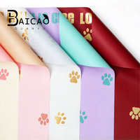 Papier d'emballage pour fleurs en film perlé à motifs de pattes, papier d'emballage imperméable pour bouquets de fleurs en gros pour fleuristes