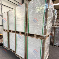 Matériau en carton métallisé pour la fabrication de couvercles de boîtes à gâteaux