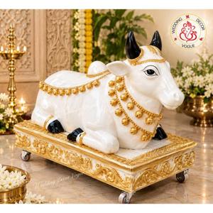 Statue d'Idole Nandi Blanche et Dorée, Décoration de Temple Indien, Décoration de Pooja à Domicile, Sculpture Religieuse Traditionnelle - Product Image 3