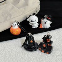 Nieuw ontwerp Zoete en coole kleine spook sleutelhanger charms 3D spookthema hartvormige hanger Halloween studenten aangepaste charms