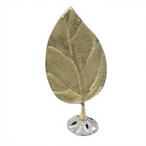 Sculpture artisanale en feuille d'or, décoration de mariage, prix abordable, objet de luxe en métal en forme de feuille, article de table, autre décoration intérieure à vendre - Product Image 1