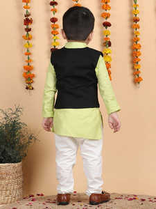 Lindo niño con kurta y pijama tradicionales de estilo étnico, con chaleco negro, aspecto festivo, vista desde atrás, de pie con decoración floral. - Product Image 2