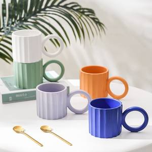 Taza de cerámica minimalista de color sólido con asa de anillo, diseño para regalo de oficina, taza para té, café, agua, fabricada en Chaozhou. - Product Image 4