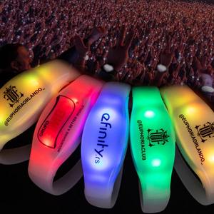 Pulsera LED ShineOn, funciones de Control remoto interactivo, brillo cambiable para fiestas de Navidad, reuniones nocturnas - Product Image 1