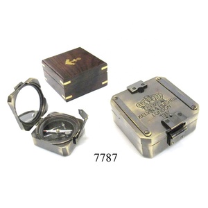 Brújula de latón antiguo en brújula cuadrada Brújula de latón antiguo brújula decorativa de barco de latón hecha a mano - Product Image 3