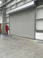 Volet roulant industriel minimaliste en aluminium, haute résistance au vent, pour supermarché et bâtiment extérieur