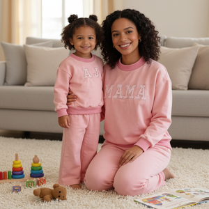 Set Coordinato Mamma e Figlia con Ricamo a Lettere Fatto a Mano, Felpa in Cotone Rosa per Natale, Abbigliamento Familiare - Product Image 4